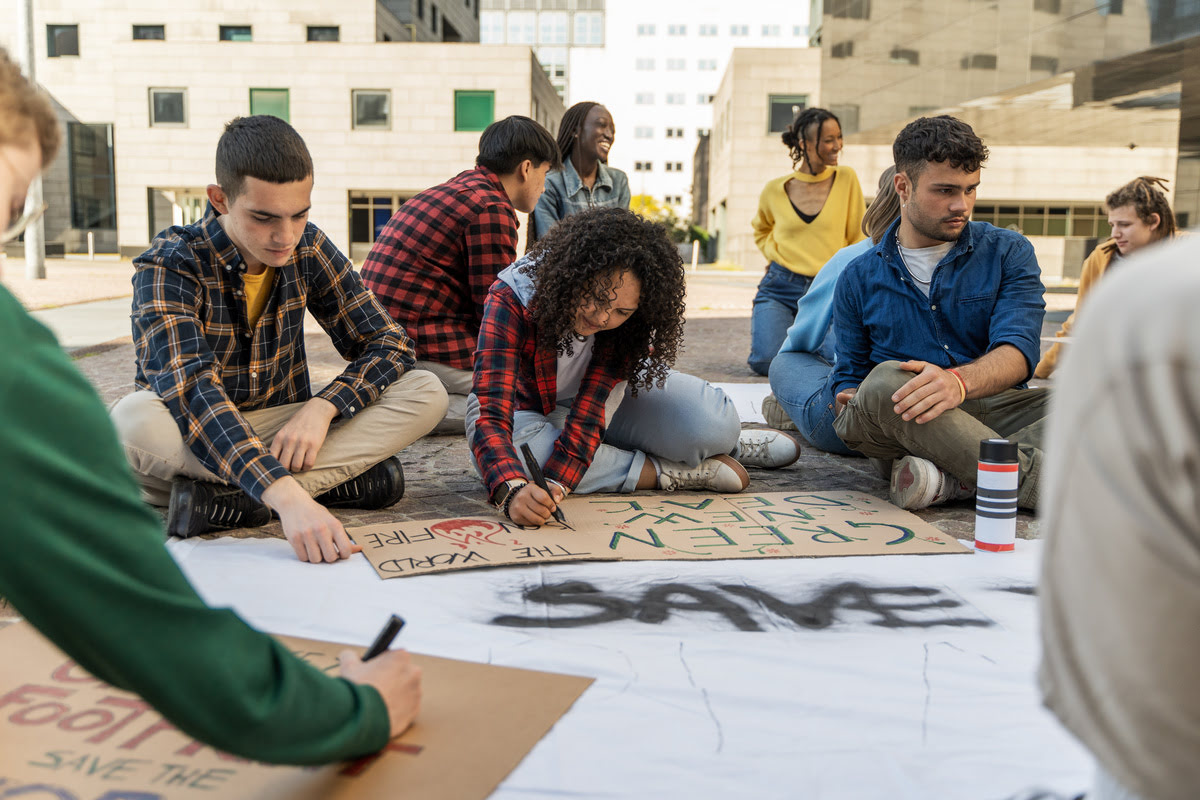 Líderes Comunitários do Futuro: Como Jovens Estão Assumindo o Protagonismo em 2025